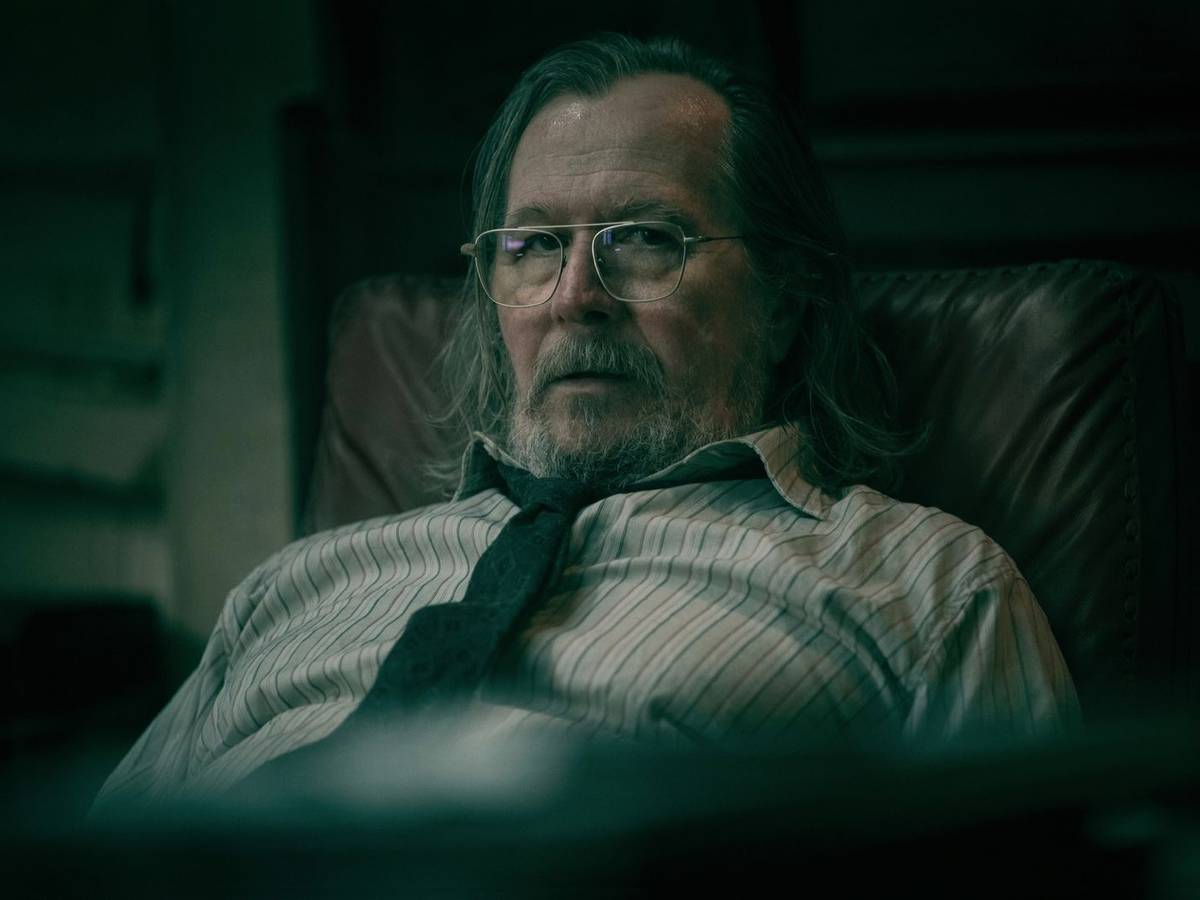 Jackson Lamb ist streng, riecht streng und gibt alles für seine Spione von der Resterampe: Oscar-Preisträger Gary Oldman führt die bei Apple TV die „Slow Horses“ an. (Bild: © Apple TV / Jack English)