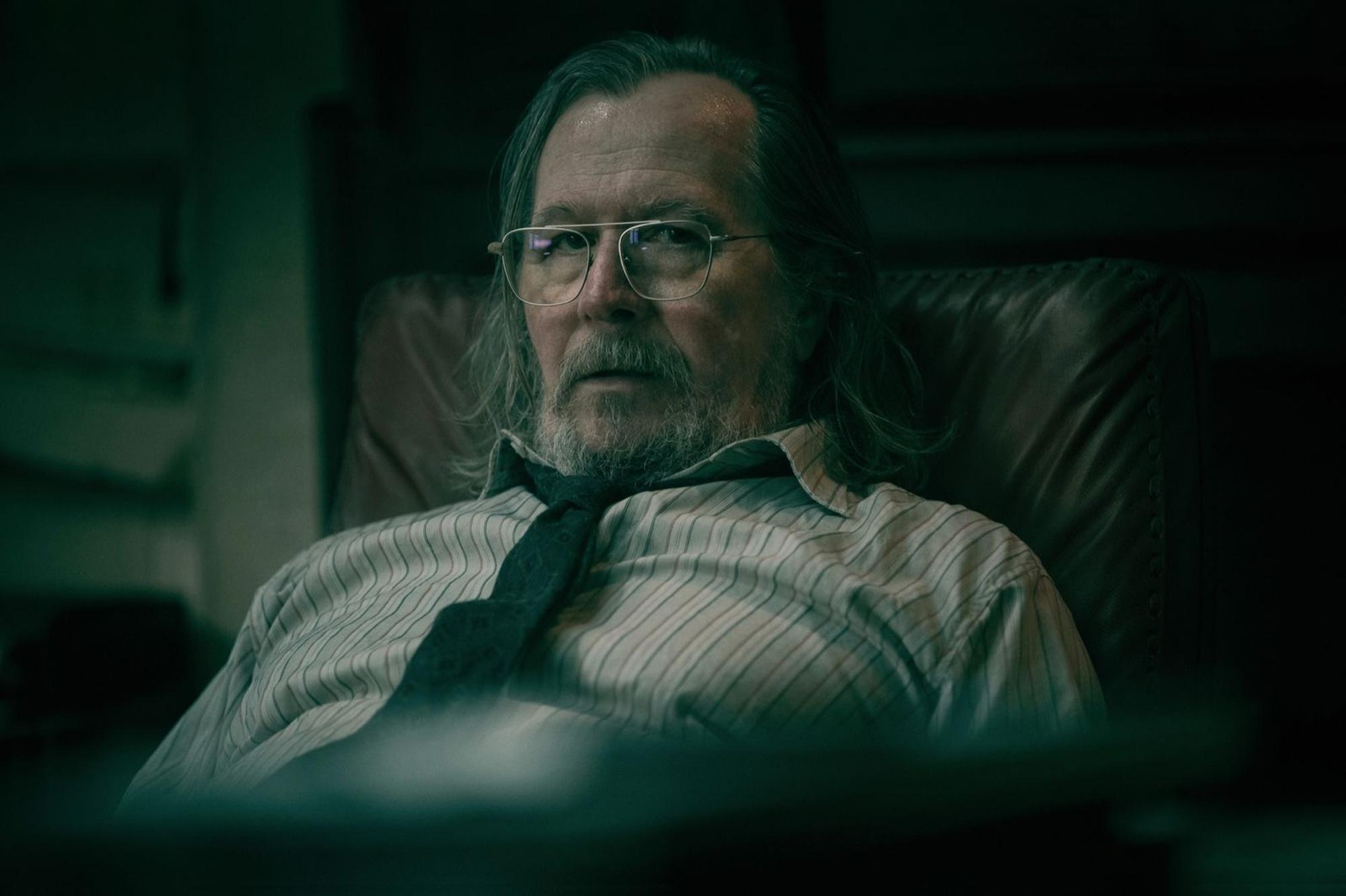 Jackson Lamb ist streng, riecht streng und gibt alles für seine Spione von der Resterampe: Oscar-Preisträger Gary Oldman führt die bei Apple TV die „Slow Horses“ an. (Bild: © Apple TV / Jack English)