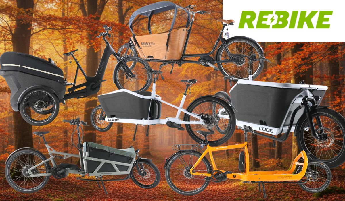 E-Lastenräder unterschiedlicher Marken (u. a. Cube, Babboe, Riese & Müller) vor dem Hintergrund einer Innenstadt, Fußgängerzone, mit blühenden Bäumen am Straßenrand, Rebike-Logo.
