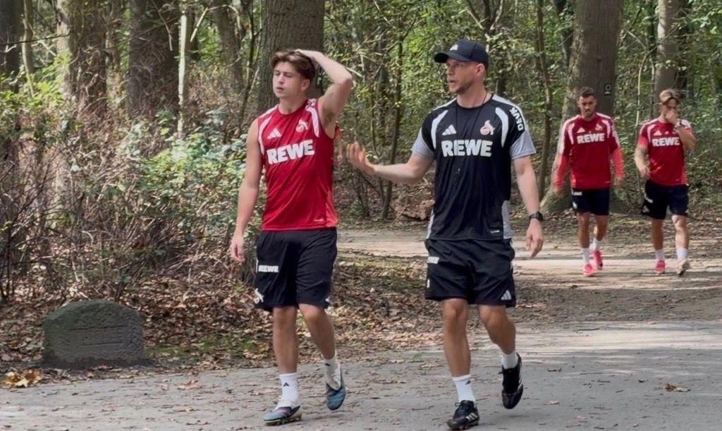René Wagner spricht vor dem Training mit Mikey Moore.