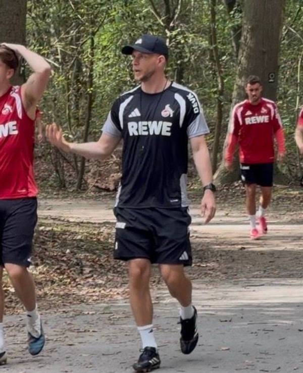 René Wagner spricht vor dem Training mit Mikey Moore.
