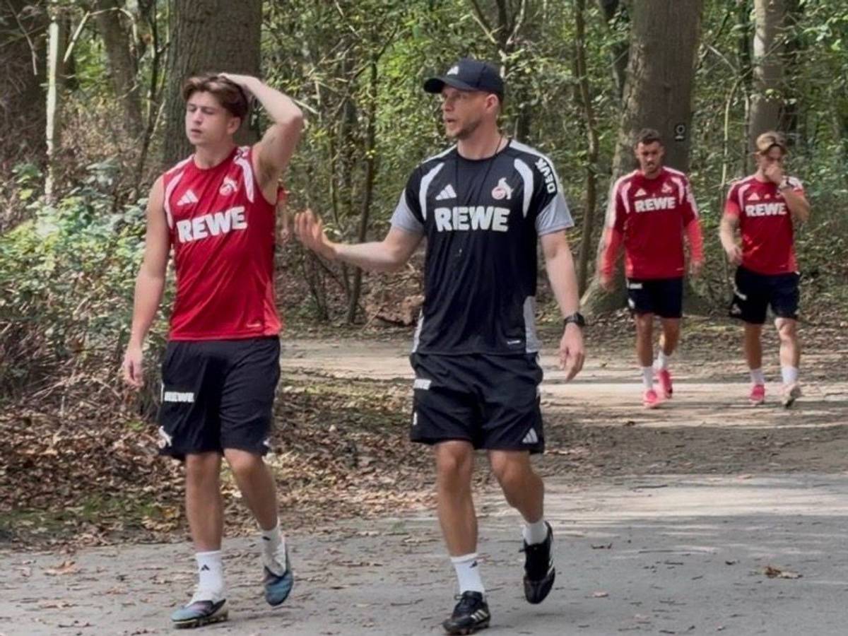 René Wagner spricht vor dem Training mit Mikey Moore.