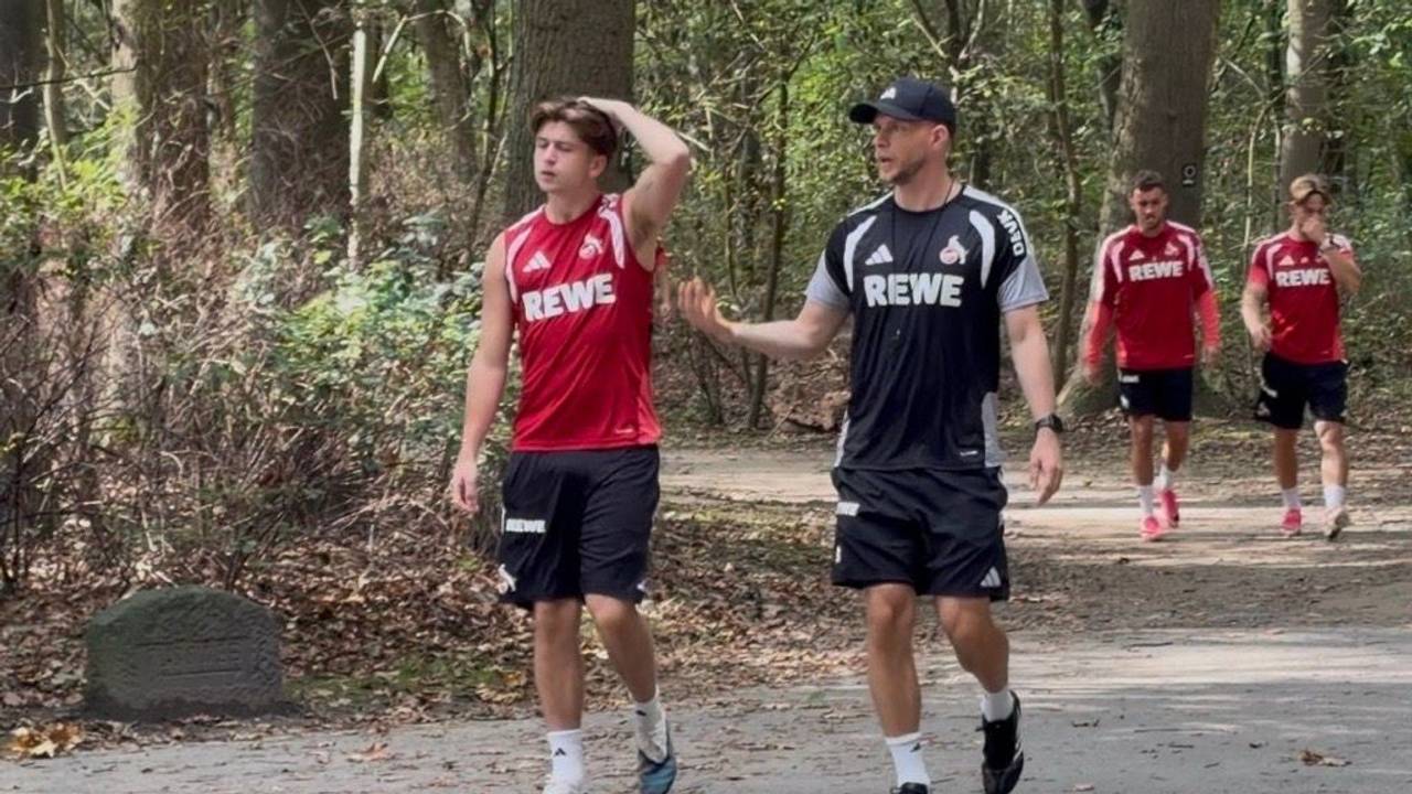 René Wagner spricht vor dem Training mit Mikey Moore.