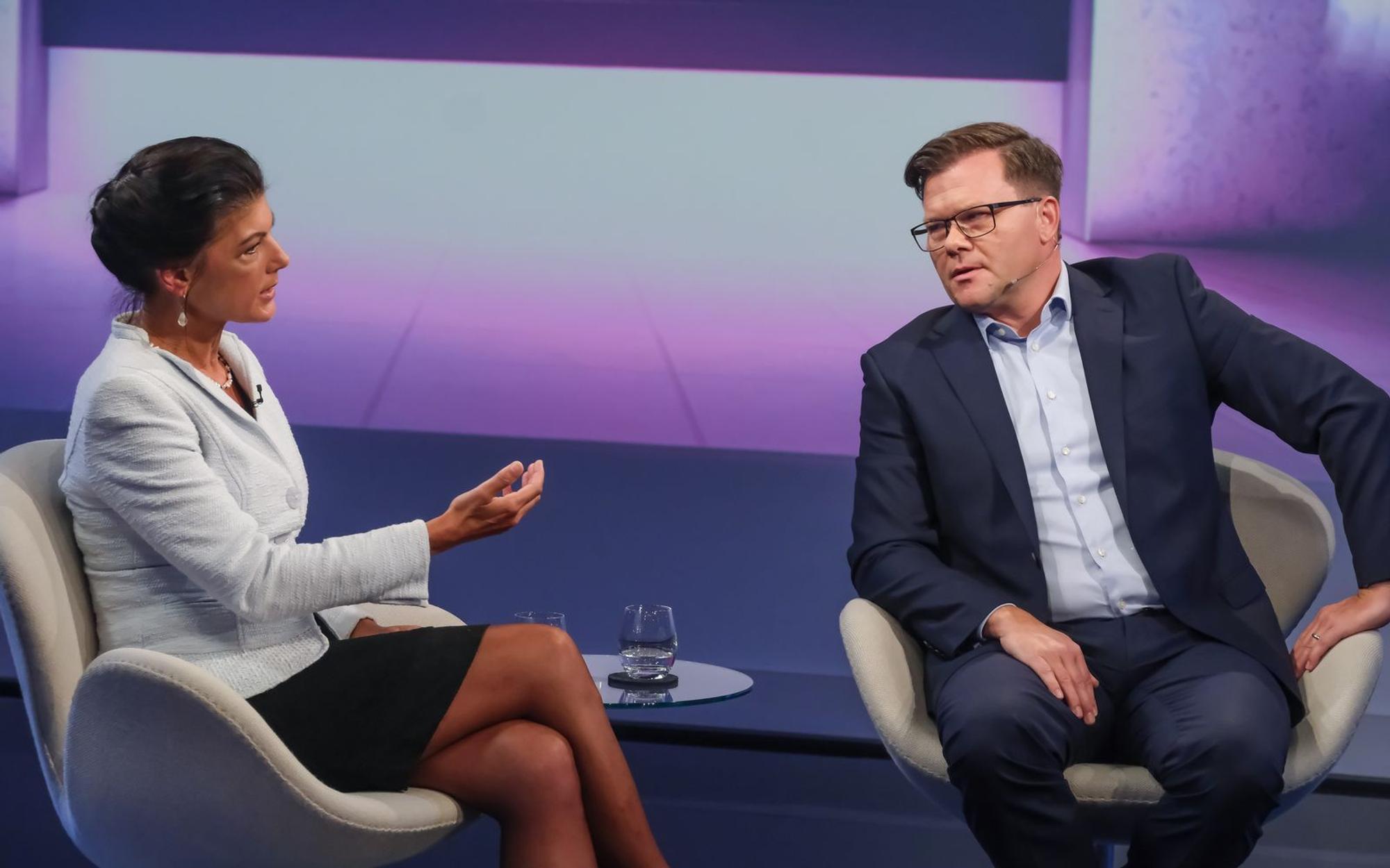 Sahra Wagenknecht und Carsten Schneider stritten bei „Maischberger“ über die Deutung des Wahlergebnisses von Sachsen-Anhalt. (Bild: WDR / Oliver Ziebe)