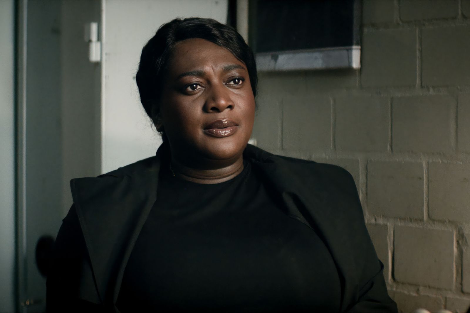 Gloria Acheampong (Thelma Buabeng) muss sich von den Subkulturen im Frankfurter Bahnhofsviertel erst mal ein Bild machen. Wer betrügt hier wen? Und wer steht loyal zu ihr? (Bild: ZDF und © NIK KONIETZNY.)