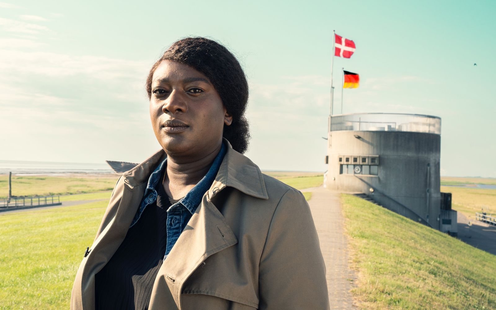 Zum ersten Mal ermittelte Thelma Buabeng im September 2024 als Gloria Acheampong. „Die Polizistin und die Sprache des Todes“ hieß der erste Film einer (eventuell) neuen Krimireihe des Autors und Regisseurs Lars Becker. Den norddeutschen Autor und Regisseur kennt man unter anderem von seiner langlebigen ZDF-Reihe „Nachtschicht“.  (Bild: ZDF und Christine Schroeder.)