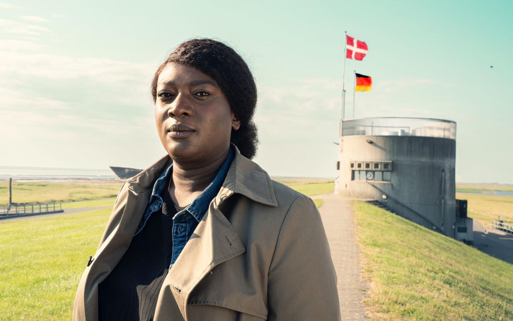 Zum ersten Mal ermittelte Thelma Buabeng im September 2024 als Gloria Acheampong. „Die Polizistin und die Sprache des Todes“ hieß der erste Film einer (eventuell) neuen Krimireihe des Autors und Regisseurs Lars Becker. Den norddeutschen Autor und Regisseur kennt man unter anderem von seiner langlebigen ZDF-Reihe „Nachtschicht“. (Bild: ZDF und Christine Schroeder.)
