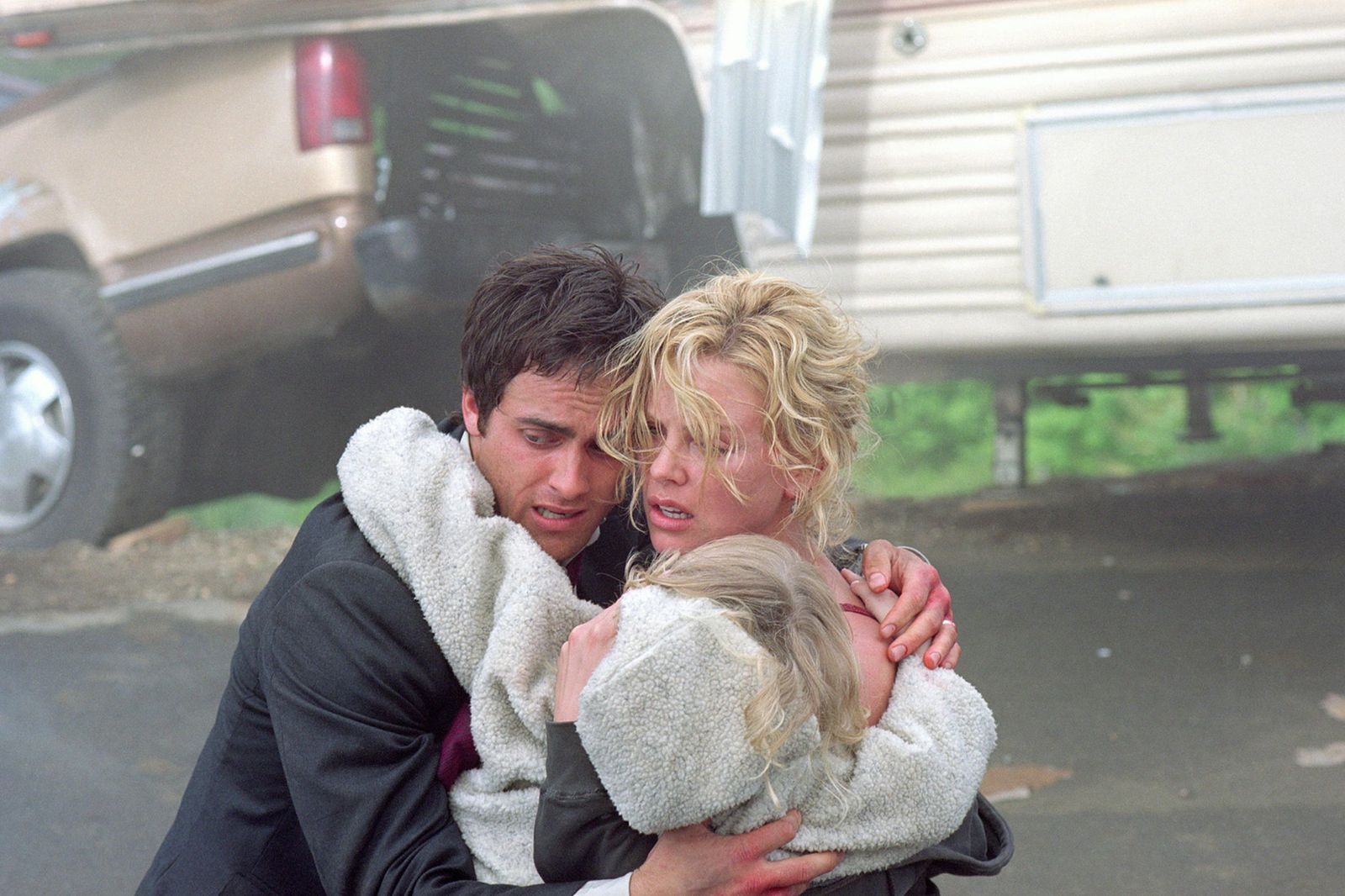 Nach Stunden der Angst ist die Familie wieder vereint: Karen (Charlize Theron, rechts), Will (Stuart Townsend) und Abby (Dakota Fanning).  (Bild: Columbia TriStar Pictures)