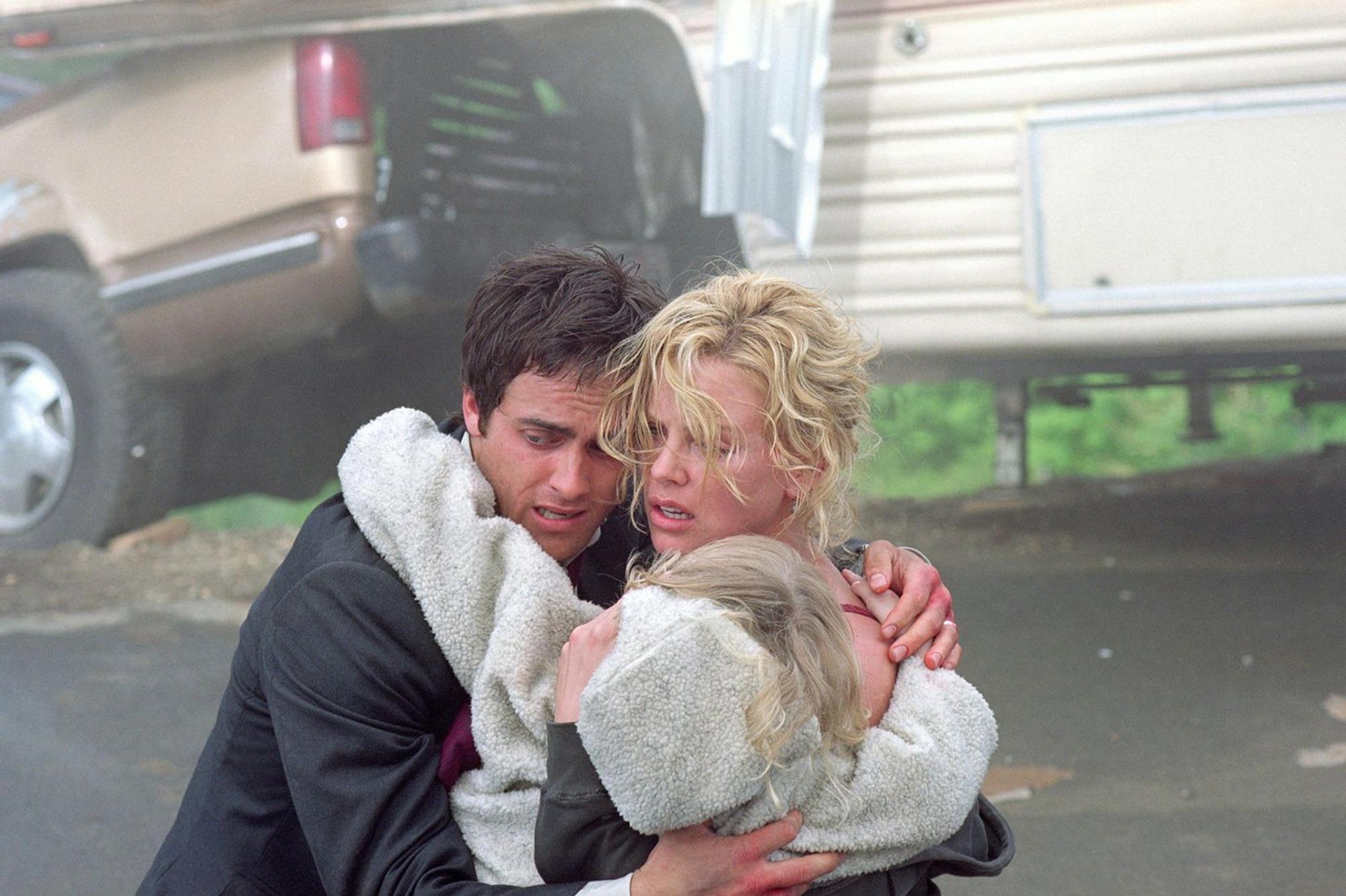 Nach Stunden der Angst ist die Familie wieder vereint: Karen (Charlize Theron, rechts), Will (Stuart Townsend) und Abby (Dakota Fanning). (Bild: Columbia TriStar Pictures)