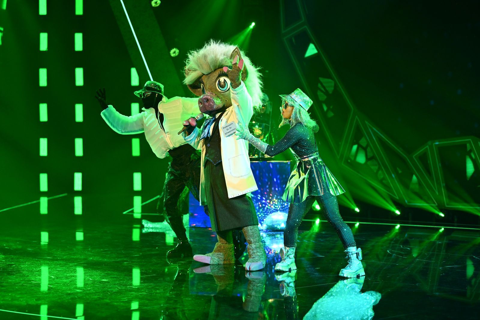 Prof. Dr. Dr. Schweinstein präsentierte „I am what I am“ (Gloria Gaynor) und „Toxic“ (Britney Spears) und zog als Erste ins Halbfinale ein. (Bild: Joyn/Willi Weber)