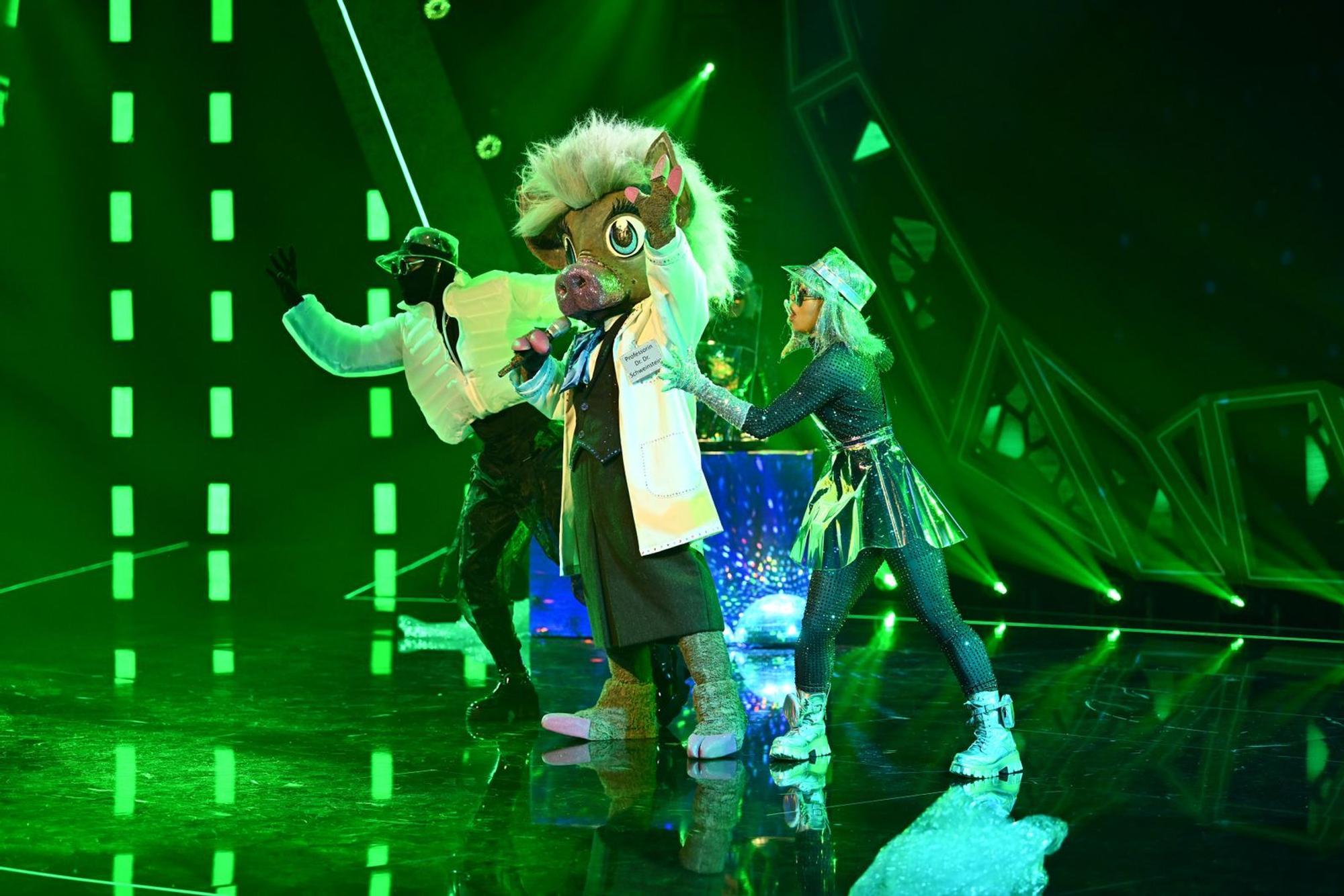 Prof. Dr. Dr. Schweinstein präsentierte „I am what I am“ (Gloria Gaynor) und „Toxic“ (Britney Spears) und zog als Erste ins Halbfinale ein. (Bild: Joyn/Willi Weber)