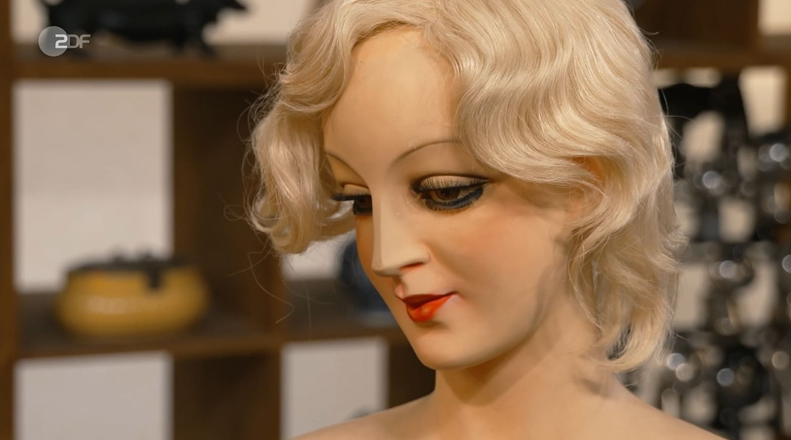 Als die Make-up-Artistin die Büste auf dem Flohmarkt entdeckt hatte, war diese noch glatzköpfig gewesen.  (Bild: ZDF)