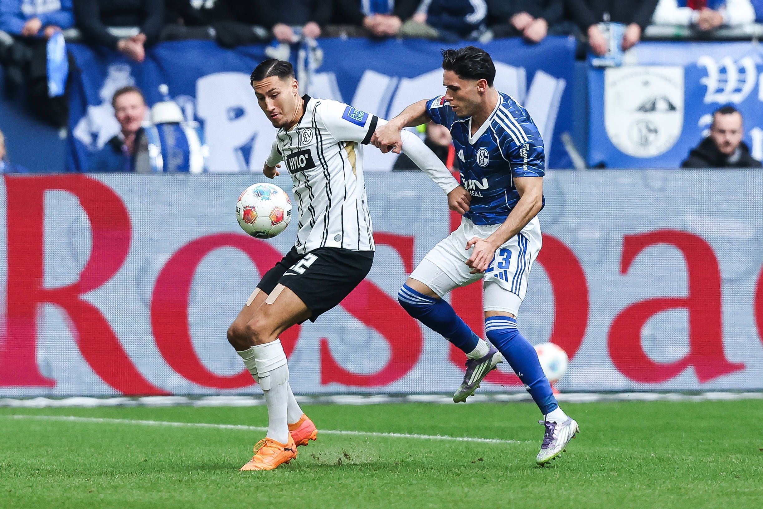 Younes Ebnoutalib und Soufiane El-Faouzi kämpfen um den Ball.