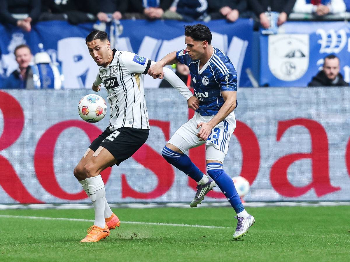 Younes Ebnoutalib und Soufiane El-Faouzi kämpfen um den Ball.