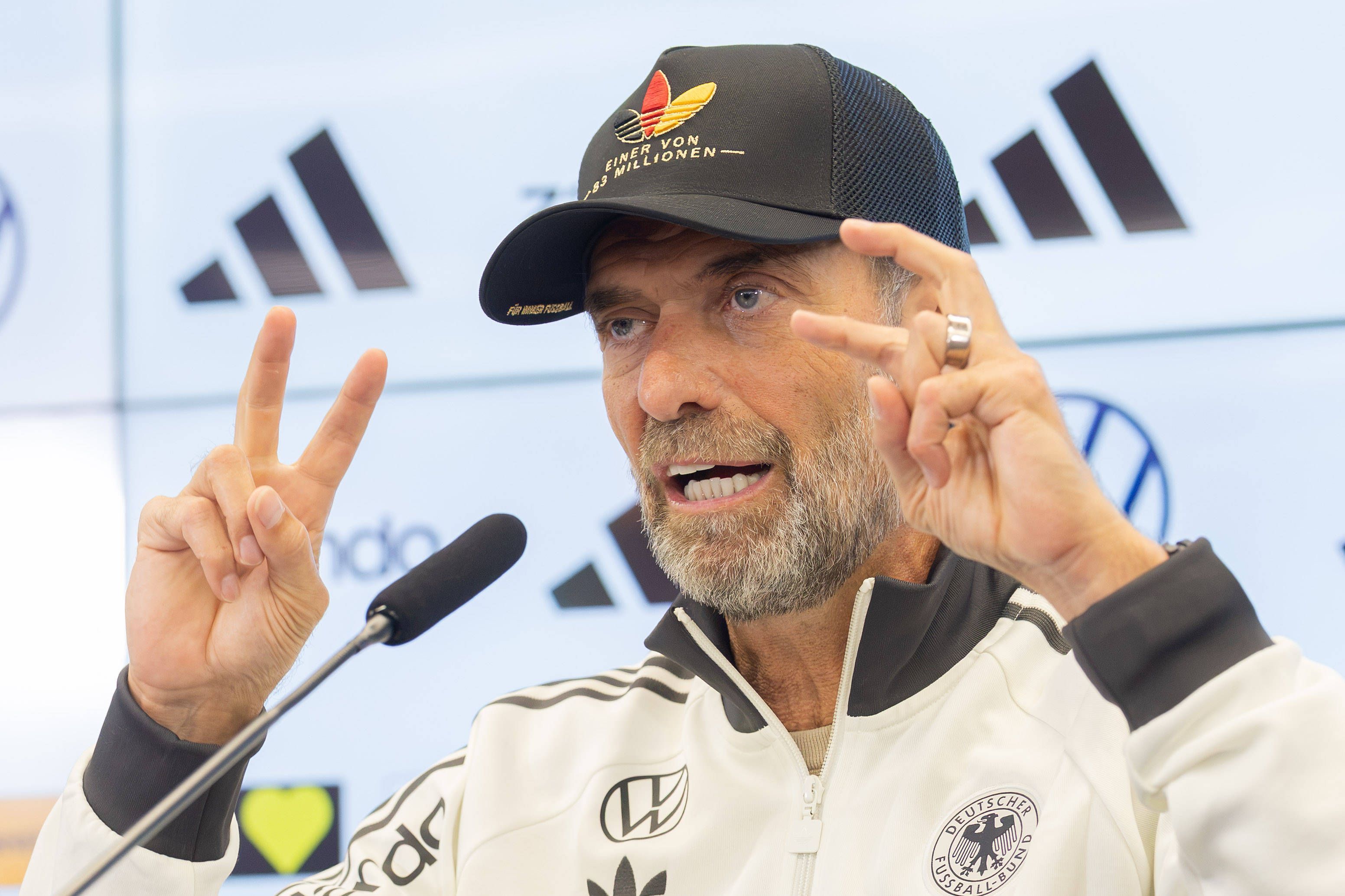 Bundestrainer Jürgen Klopp erklärt vor den Journalistinnen und Journalisten den Plan des DFB für die Nations League.