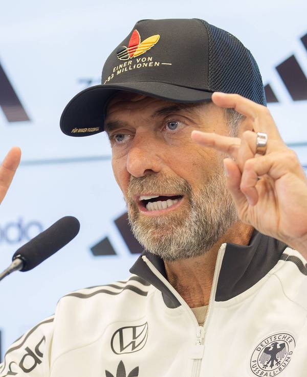 Bundestrainer Jürgen Klopp erklärt vor den Journalistinnen und Journalisten den Plan des DFB für die Nations League.