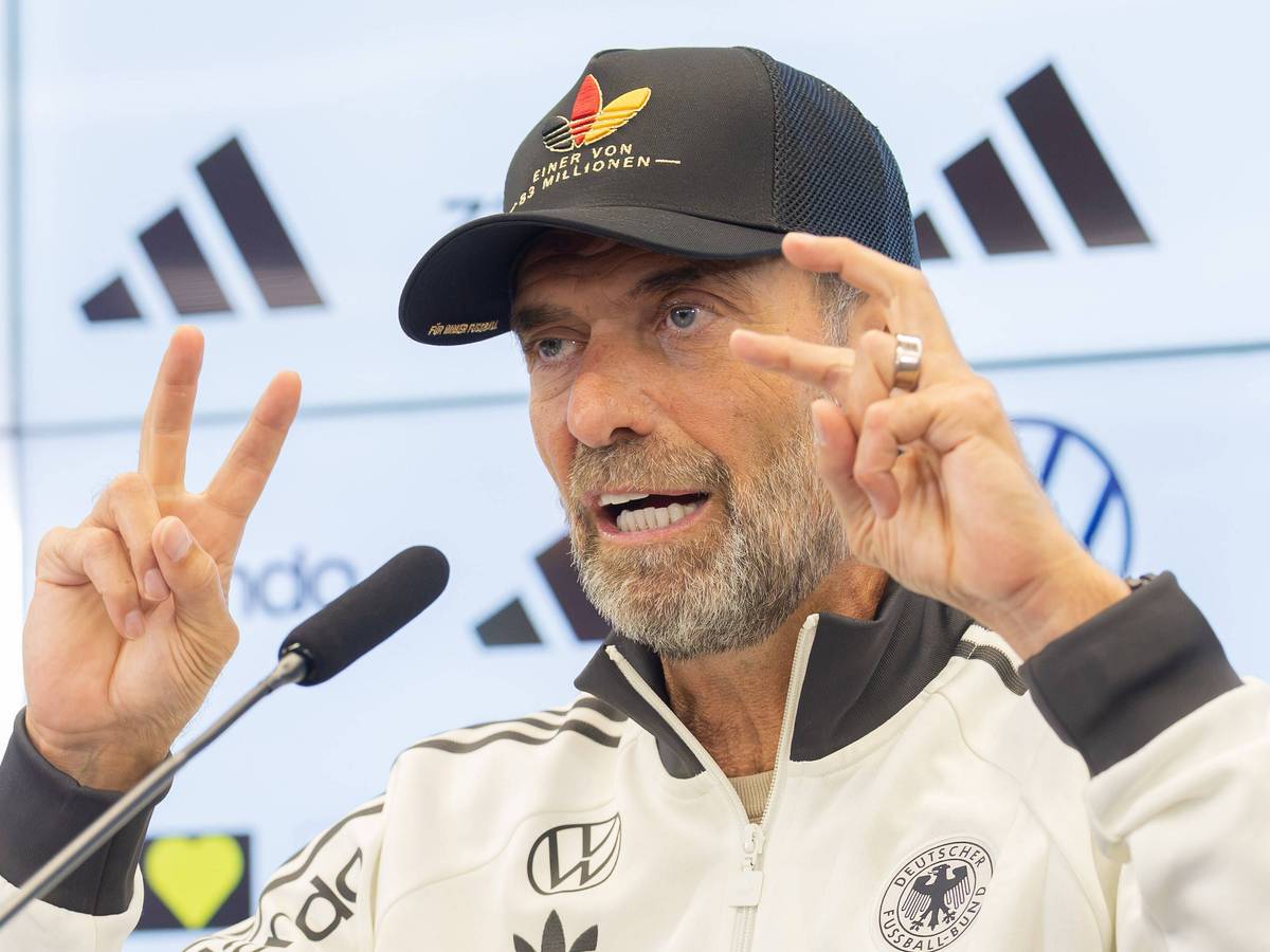 Bundestrainer Jürgen Klopp erklärt vor den Journalistinnen und Journalisten den Plan des DFB für die Nations League.