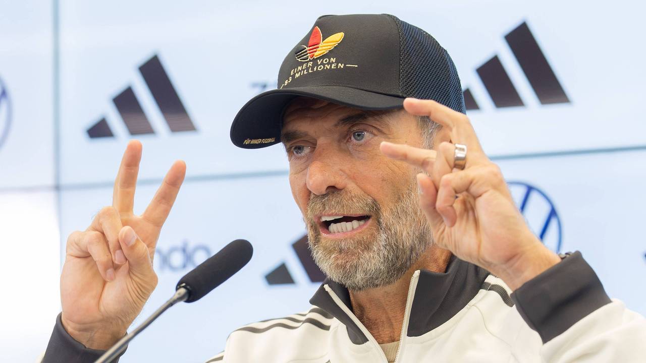 Bundestrainer Jürgen Klopp erklärt vor den Journalistinnen und Journalisten den Plan des DFB für die Nations League.