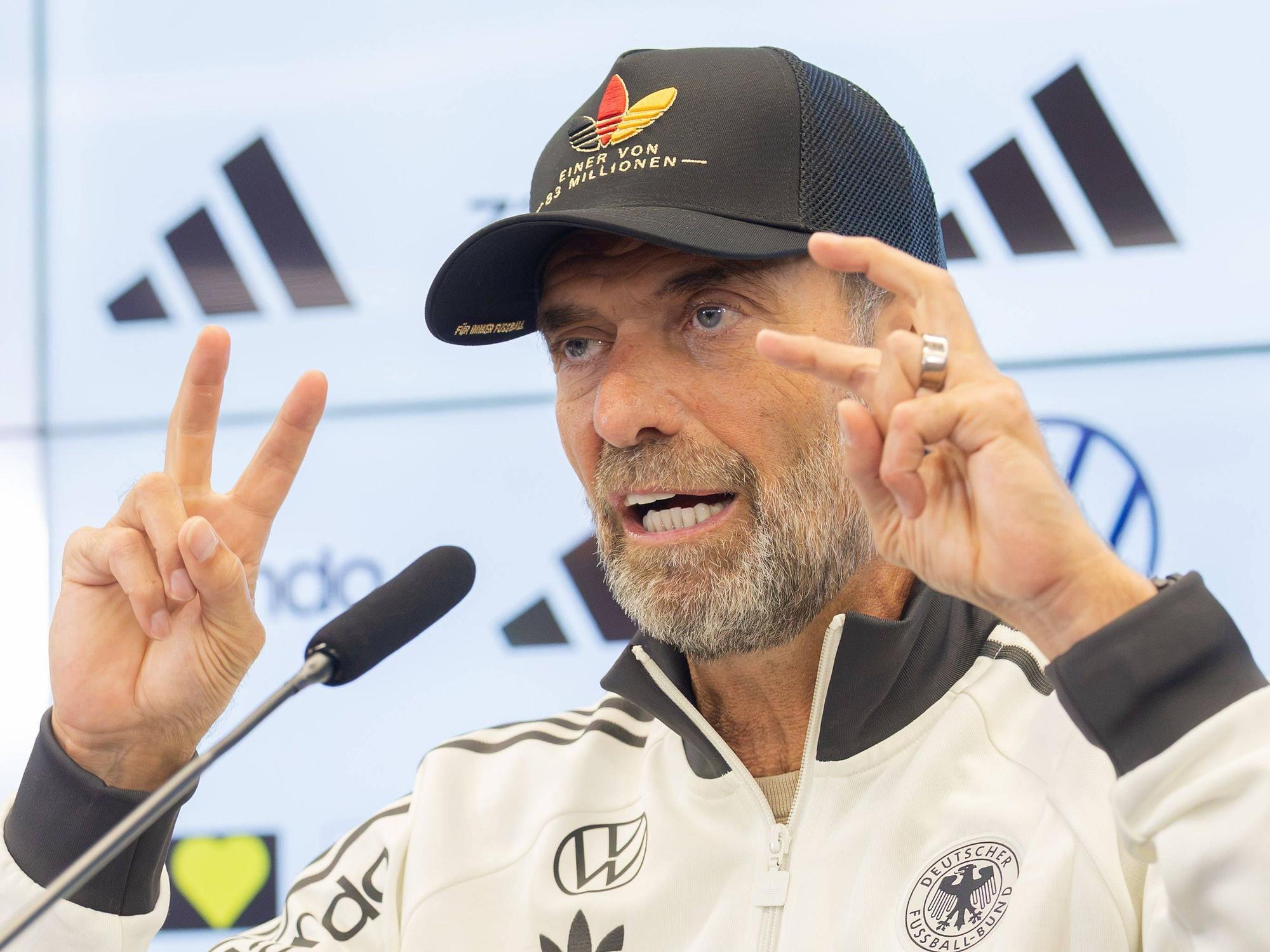Bundestrainer Jürgen Klopp erklärt vor den Journalistinnen und Journalisten den Plan des DFB für die Nations League.