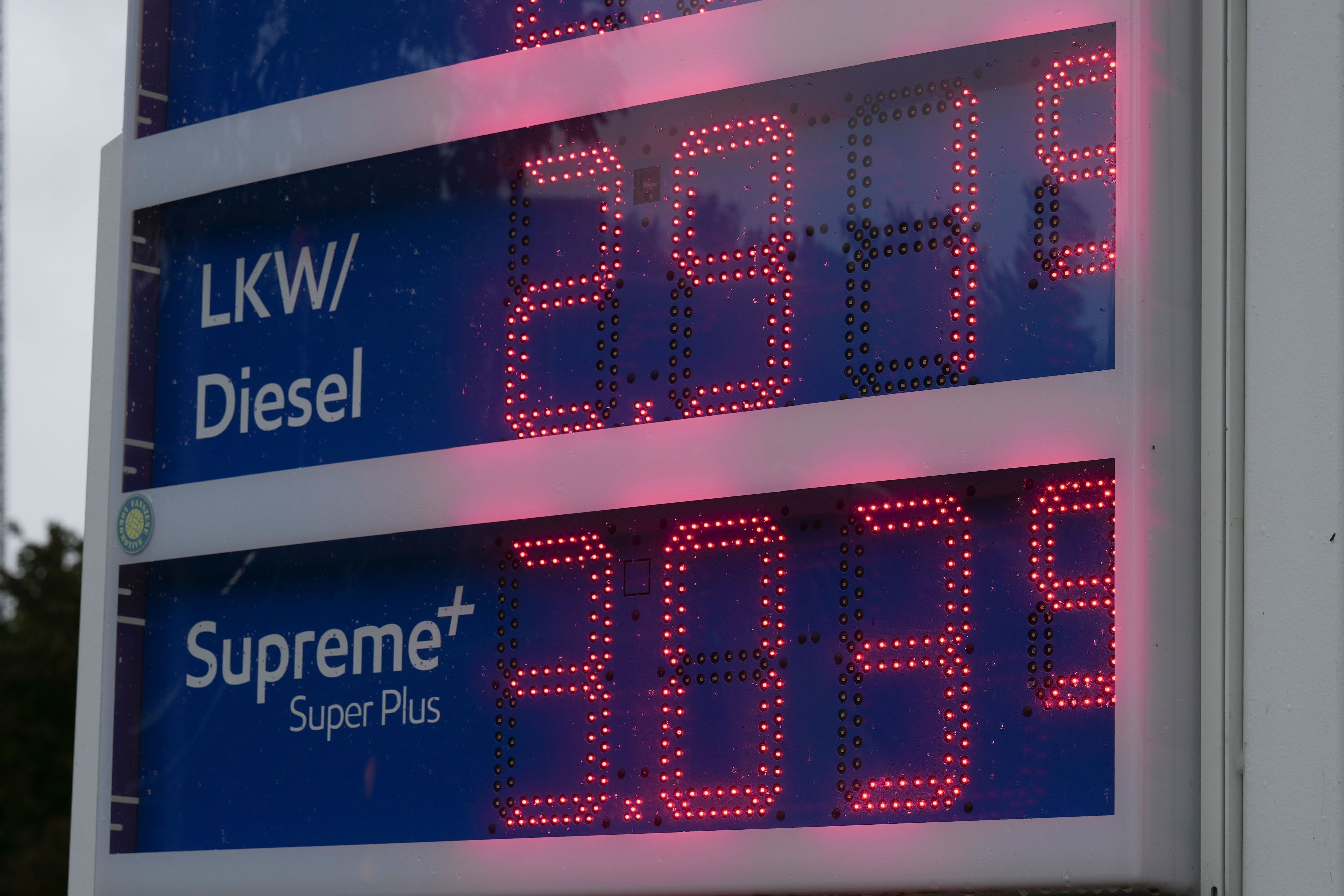 16.09.2026, Bayern, München: Preise an einer Autobahntankstelle an der A100 Ausfahrt Nikolassee in Berlin (zu dpa: «Spritpreisrekorde: Jetzt ist auch Diesel teuer wie nie zuvor») Foto: Sven Kaeuler/dpa +++ dpa-Bildfunk +++