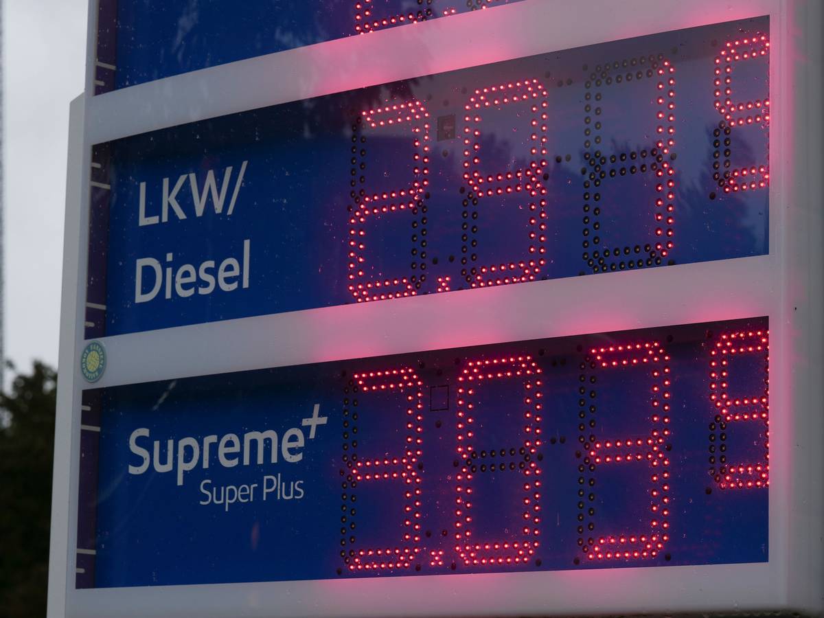 16.09.2026, Bayern, München: Preise an einer Autobahntankstelle an der A100 Ausfahrt Nikolassee in Berlin (zu dpa: «Spritpreisrekorde: Jetzt ist auch Diesel teuer wie nie zuvor») Foto: Sven Kaeuler/dpa +++ dpa-Bildfunk +++