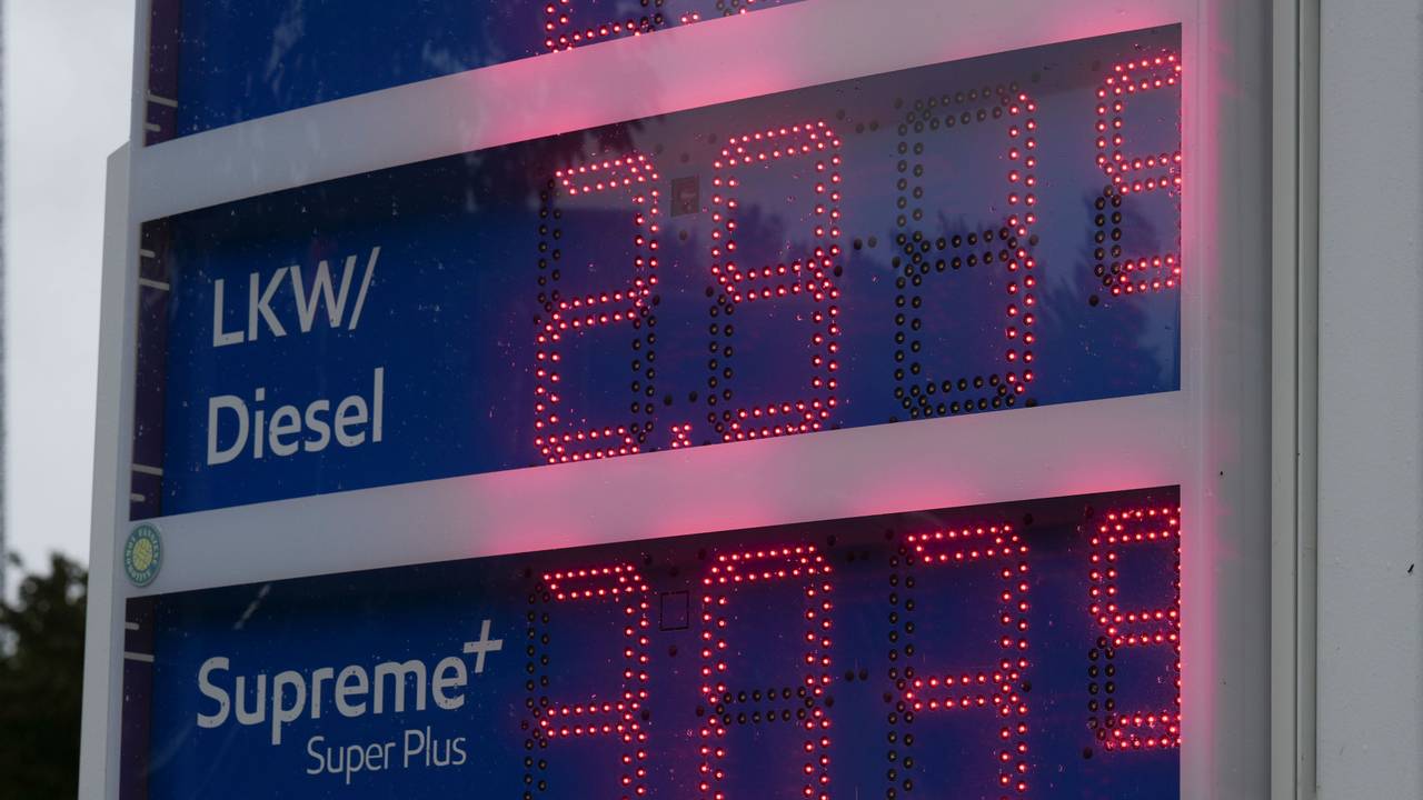 16.09.2026, Bayern, München: Preise an einer Autobahntankstelle an der A100 Ausfahrt Nikolassee in Berlin (zu dpa: «Spritpreisrekorde: Jetzt ist auch Diesel teuer wie nie zuvor») Foto: Sven Kaeuler/dpa +++ dpa-Bildfunk +++