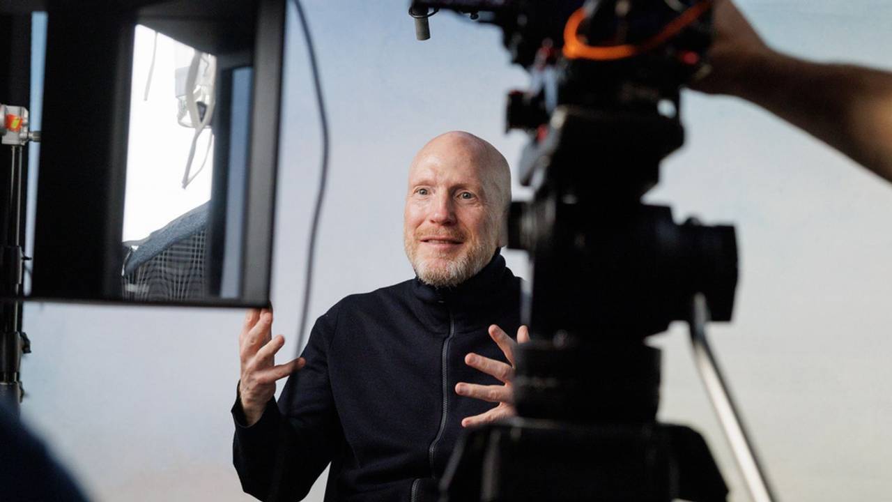 Matthias Sammer steht im Film zu seiner DDR-Vergangenheit. (Bild: ZDF / Thomas Dashuber)