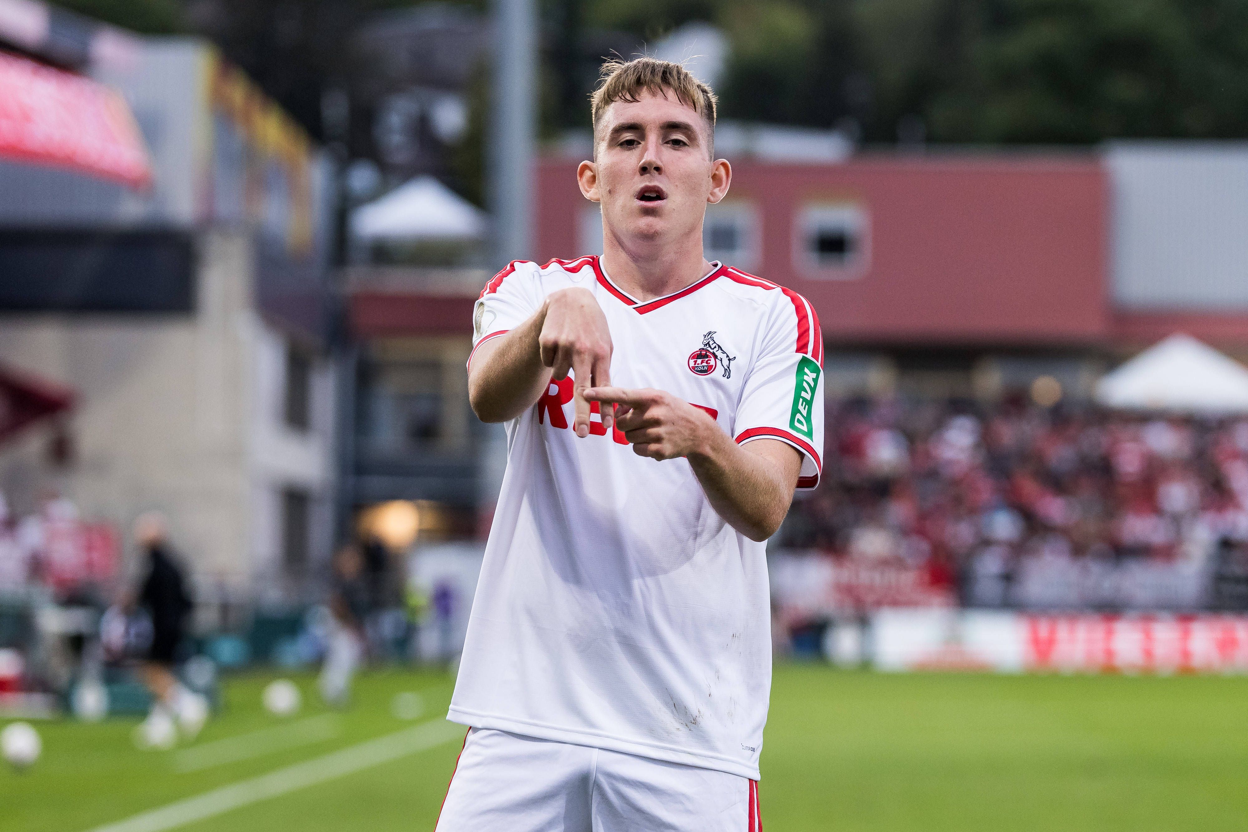 Isak Johannesson formt beim Torjubel mit den Fingern ein großes A.