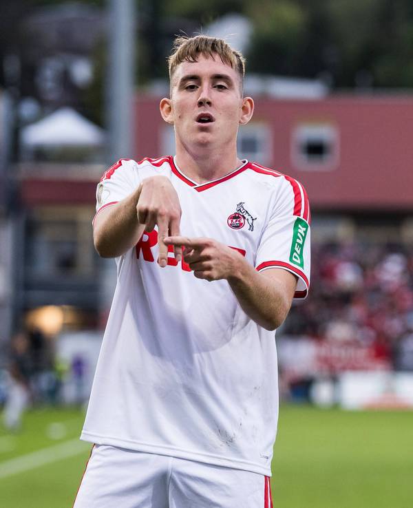 Isak Johannesson formt beim Torjubel mit den Fingern ein großes A.