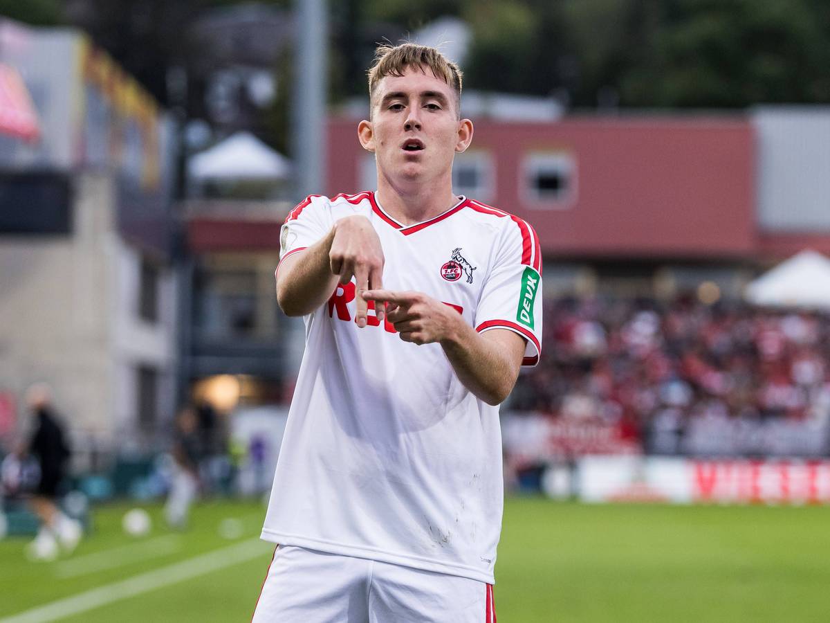 Isak Johannesson formt beim Torjubel mit den Fingern ein großes A.