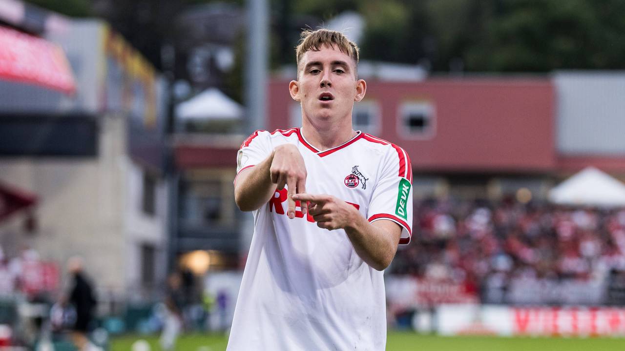 Isak Johannesson formt beim Torjubel mit den Fingern ein großes A.
