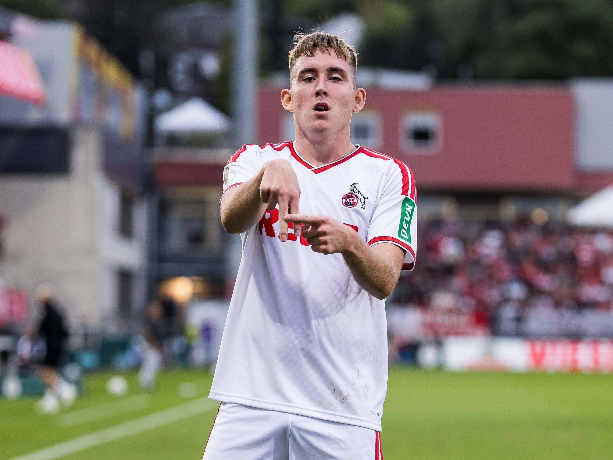 Isak Johannesson formt beim Torjubel mit den Fingern ein großes A.