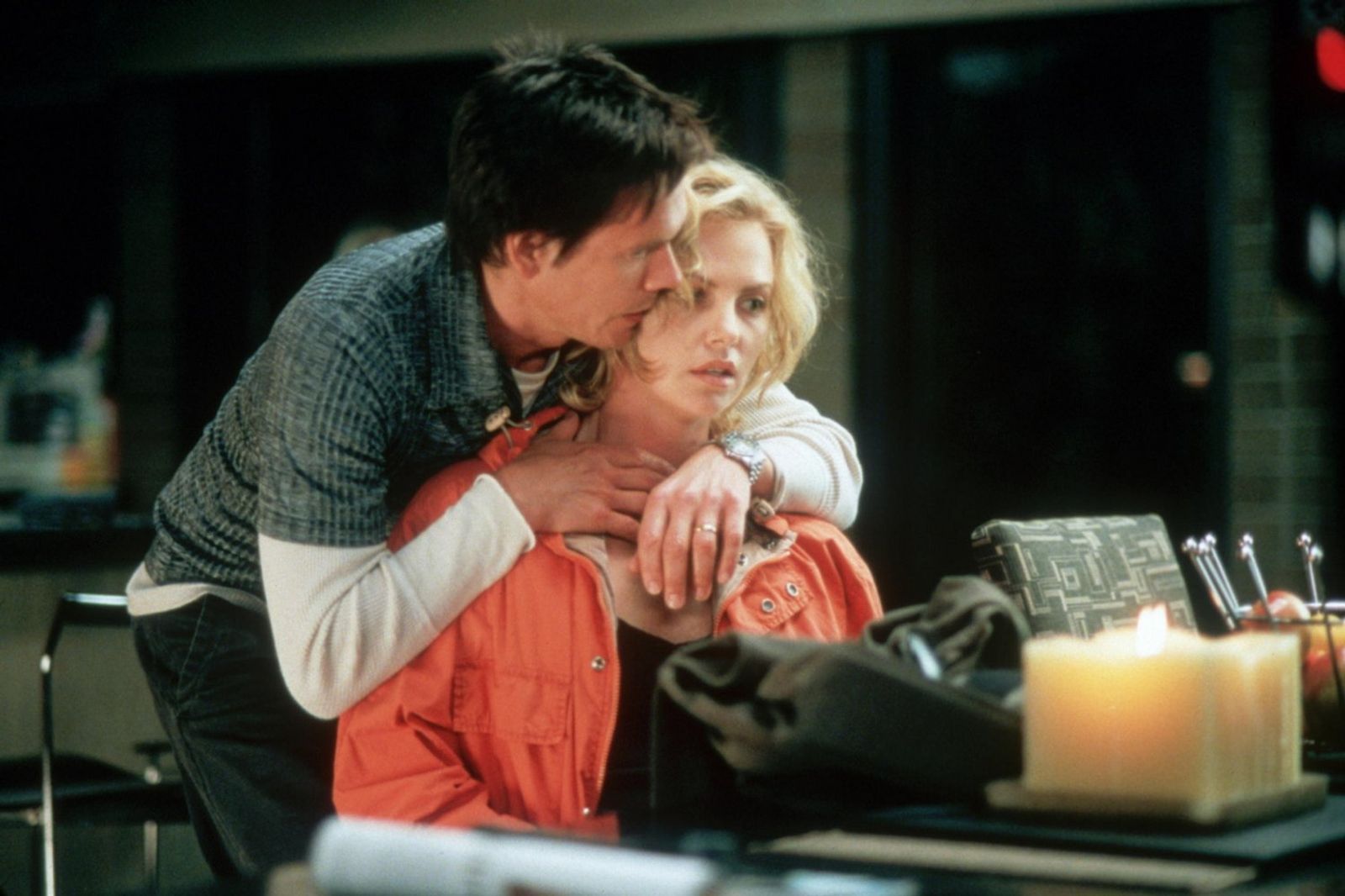 Machtspiele: Kidnapper Joe Hickey (Kevin Bacon) hat an der Arztgattin Karen (Charlize Theron) Gefallen gefunden.  (Bild: Columbia TriStar Pictures)
