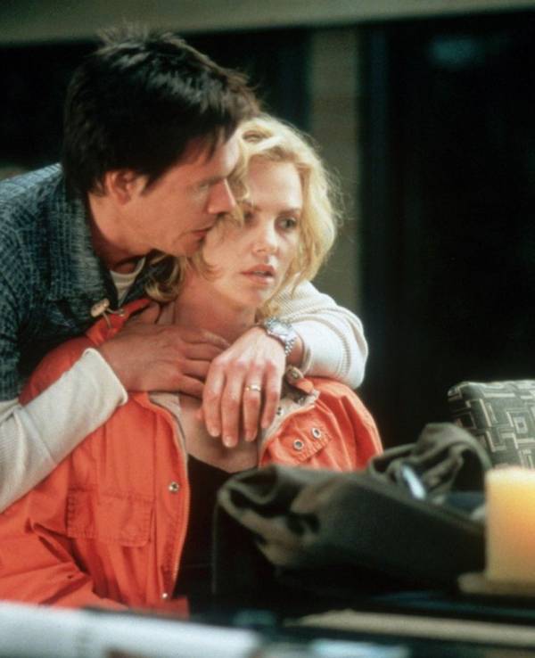 Machtspiele: Kidnapper Joe Hickey (Kevin Bacon) hat an der Arztgattin Karen (Charlize Theron) Gefallen gefunden. (Bild: Columbia TriStar Pictures)