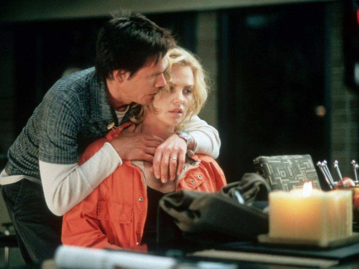 Machtspiele: Kidnapper Joe Hickey (Kevin Bacon) hat an der Arztgattin Karen (Charlize Theron) Gefallen gefunden. (Bild: Columbia TriStar Pictures)