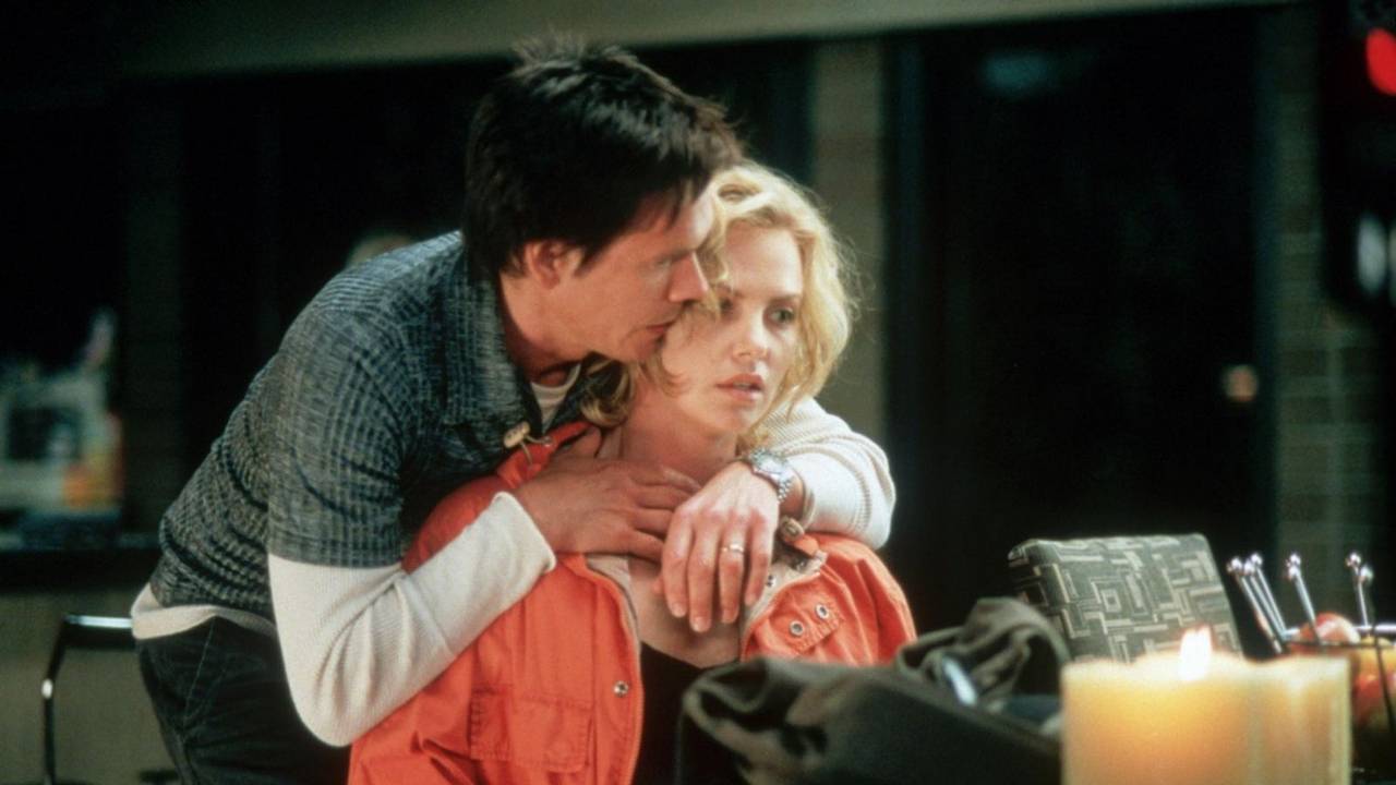 Machtspiele: Kidnapper Joe Hickey (Kevin Bacon) hat an der Arztgattin Karen (Charlize Theron) Gefallen gefunden. (Bild: Columbia TriStar Pictures)