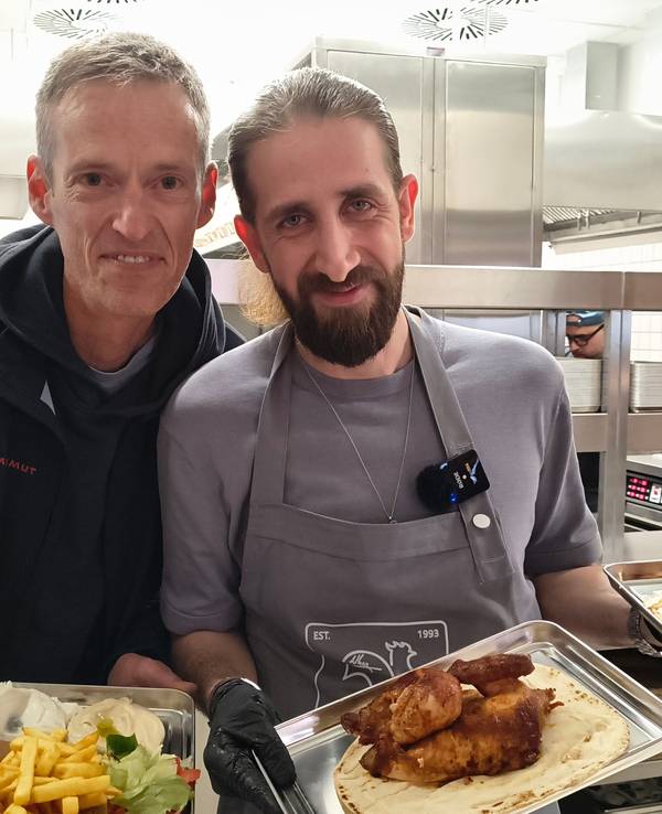 Nhas City Chicken in Köln: Beim Pre-Opening testete Redakteur Matthias Trzeciak das Hähnchen Spezial von Omar Nhas.