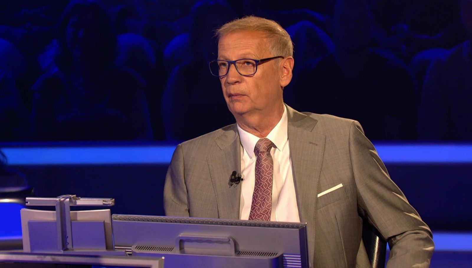In der neuen Ausgabe „Wer wird Millionär?“ setzten sich die weiblichen Kandidatinnen klar durch. Jauch bat die Regie schließlich um Nachsicht. (Bild: RTL)