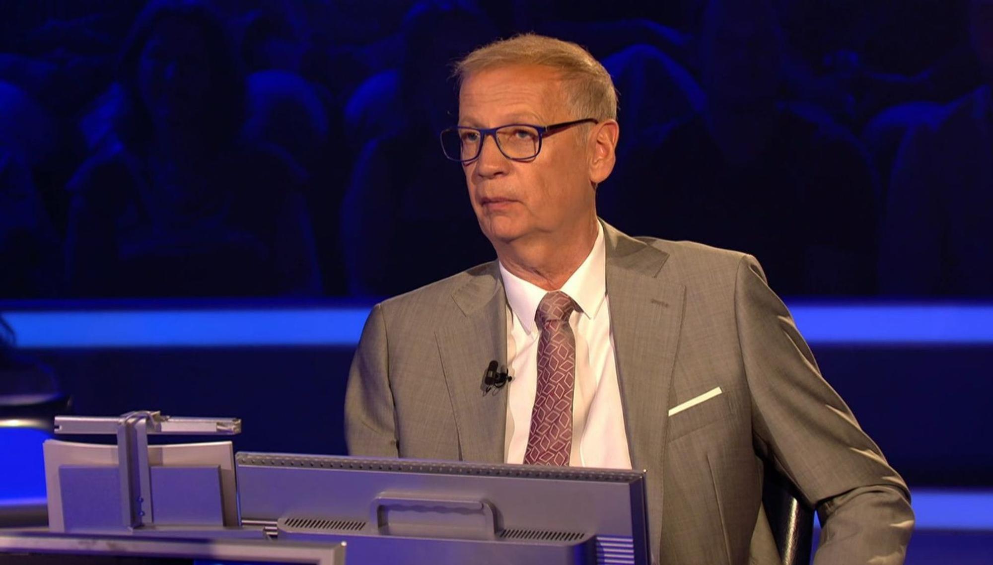 In der neuen Ausgabe „Wer wird Millionär?“ setzten sich die weiblichen Kandidatinnen klar durch. Jauch bat die Regie schließlich um Nachsicht. (Bild: RTL)