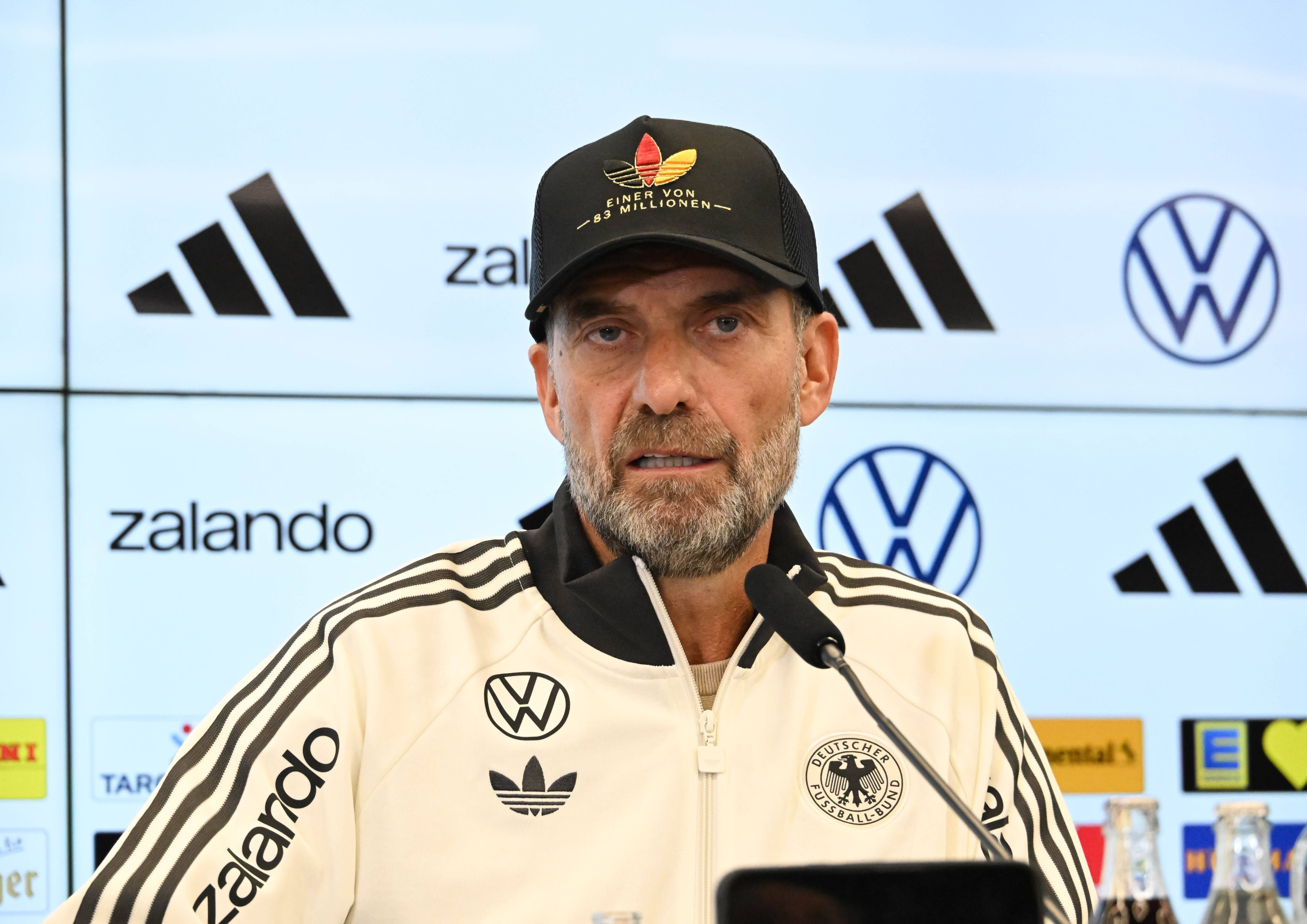 Jürgen Klopp mit Kappe auf einer DFB-Pressekonferenz.