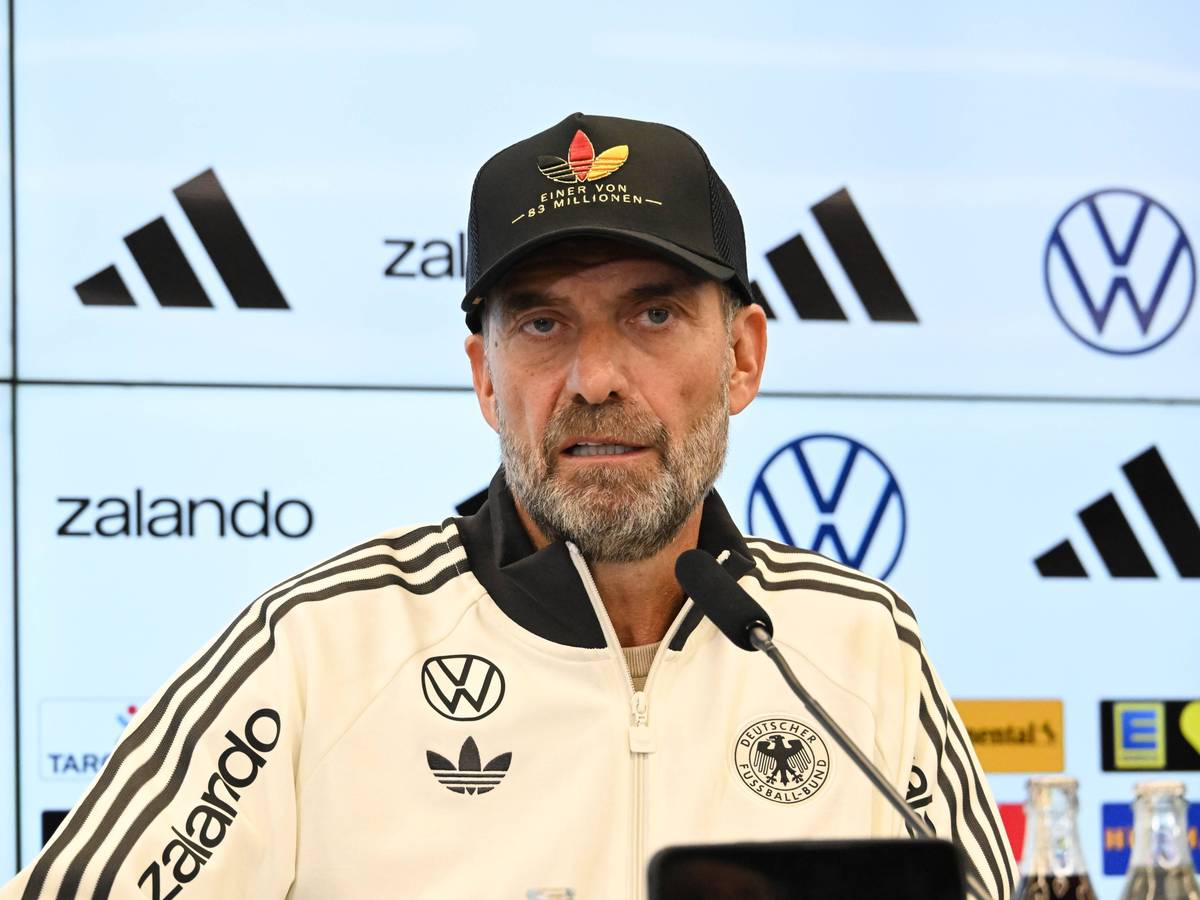 Jürgen Klopp mit Kappe auf einer DFB-Pressekonferenz.
