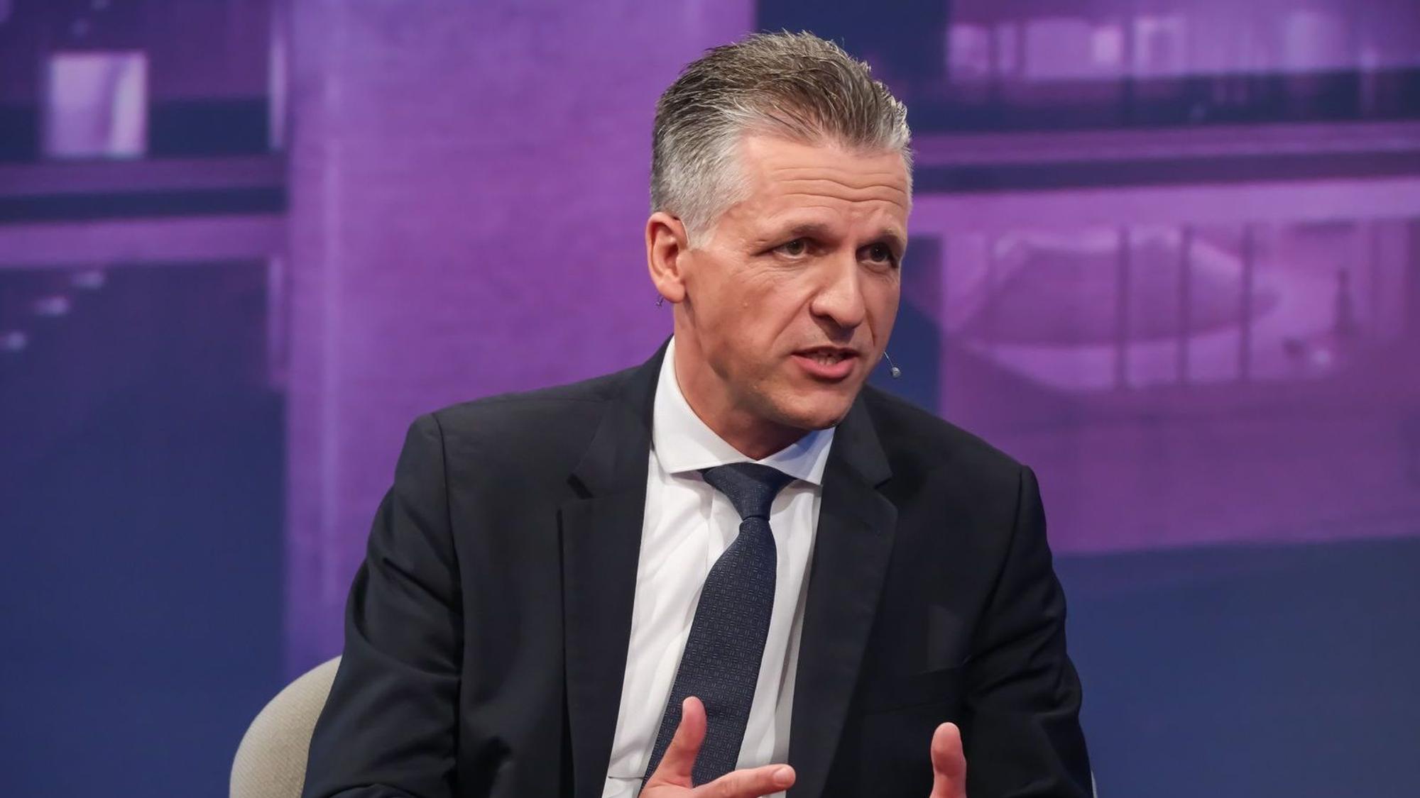 Unionsfraktionschef Thorsten Frei stellte bei „Maischberger“ bald sinkende Benzinpreise in Aussicht. (Bild: WDR / Oliver Ziebe)