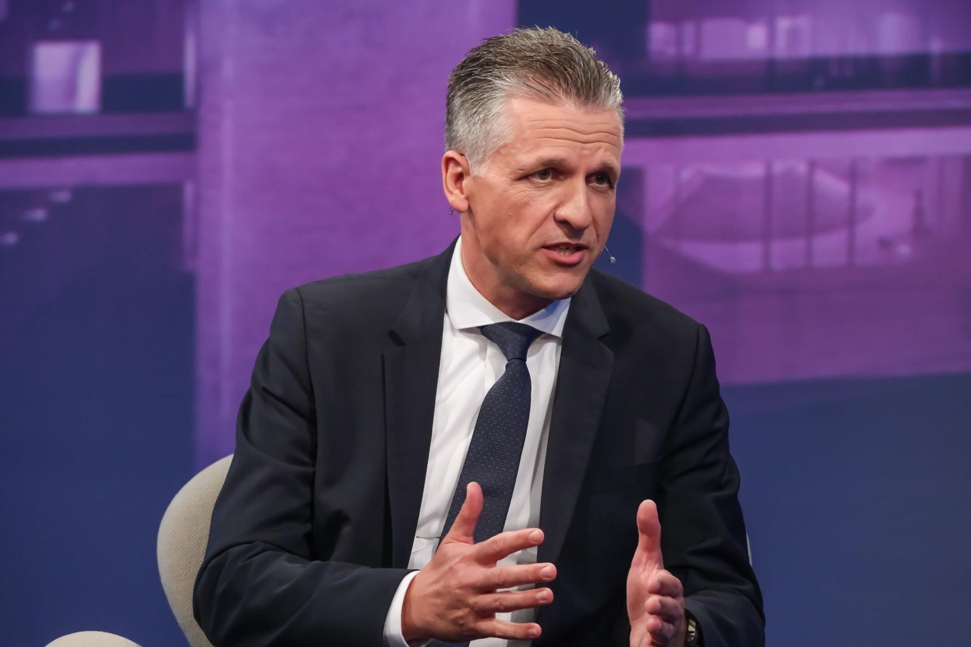 Unionsfraktionschef Thorsten Frei stellte bei „Maischberger“ bald sinkende Benzinpreise in Aussicht. (Bild: WDR / Oliver Ziebe)