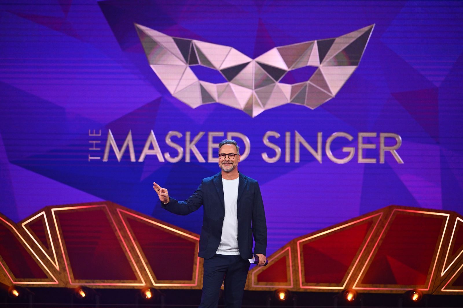In einer Staffel mit vielen Neuerungen ist er eine der Konstanten: Matthias Opdenhövel moderiert den Maskenball. (Bild: Joyn/Willi Weber)