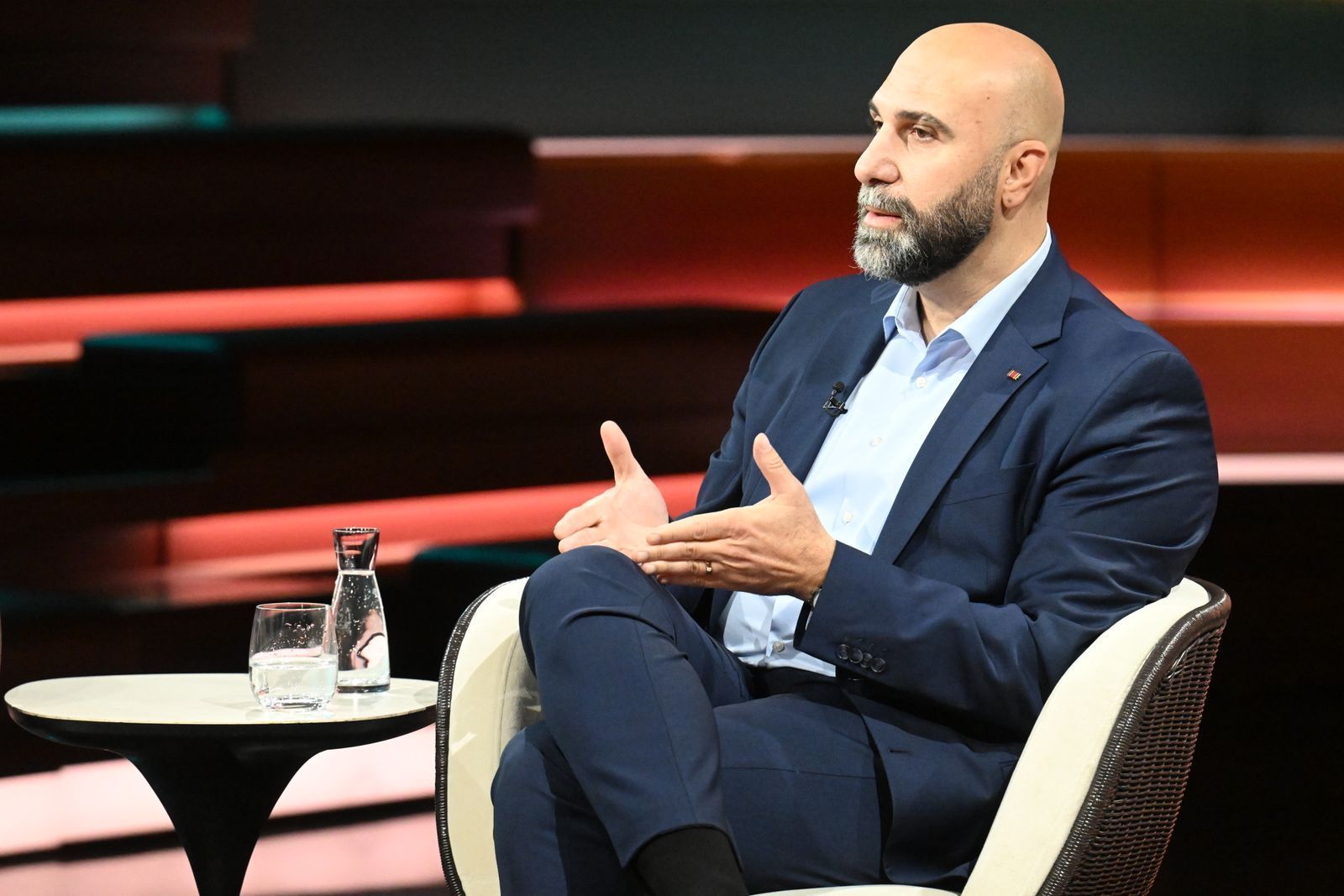 Ahmad Mansour sah einen entscheidenden Beitrag zur gesellschaftlichen Spaltung in den sozialen Medien. Diese seien „Spaltungsmaschinerien“. (Bild: ZDF / Cornelia Lehmann)