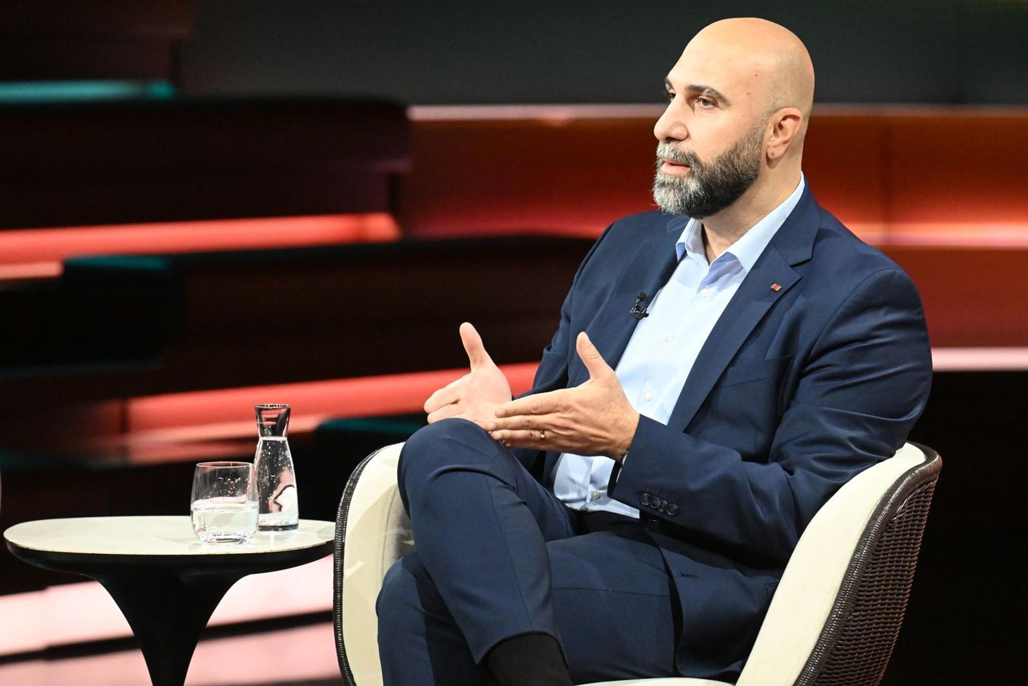 Ahmad Mansour sah einen entscheidenden Beitrag zur gesellschaftlichen Spaltung in den sozialen Medien. Diese seien „Spaltungsmaschinerien“. (Bild: ZDF / Cornelia Lehmann)