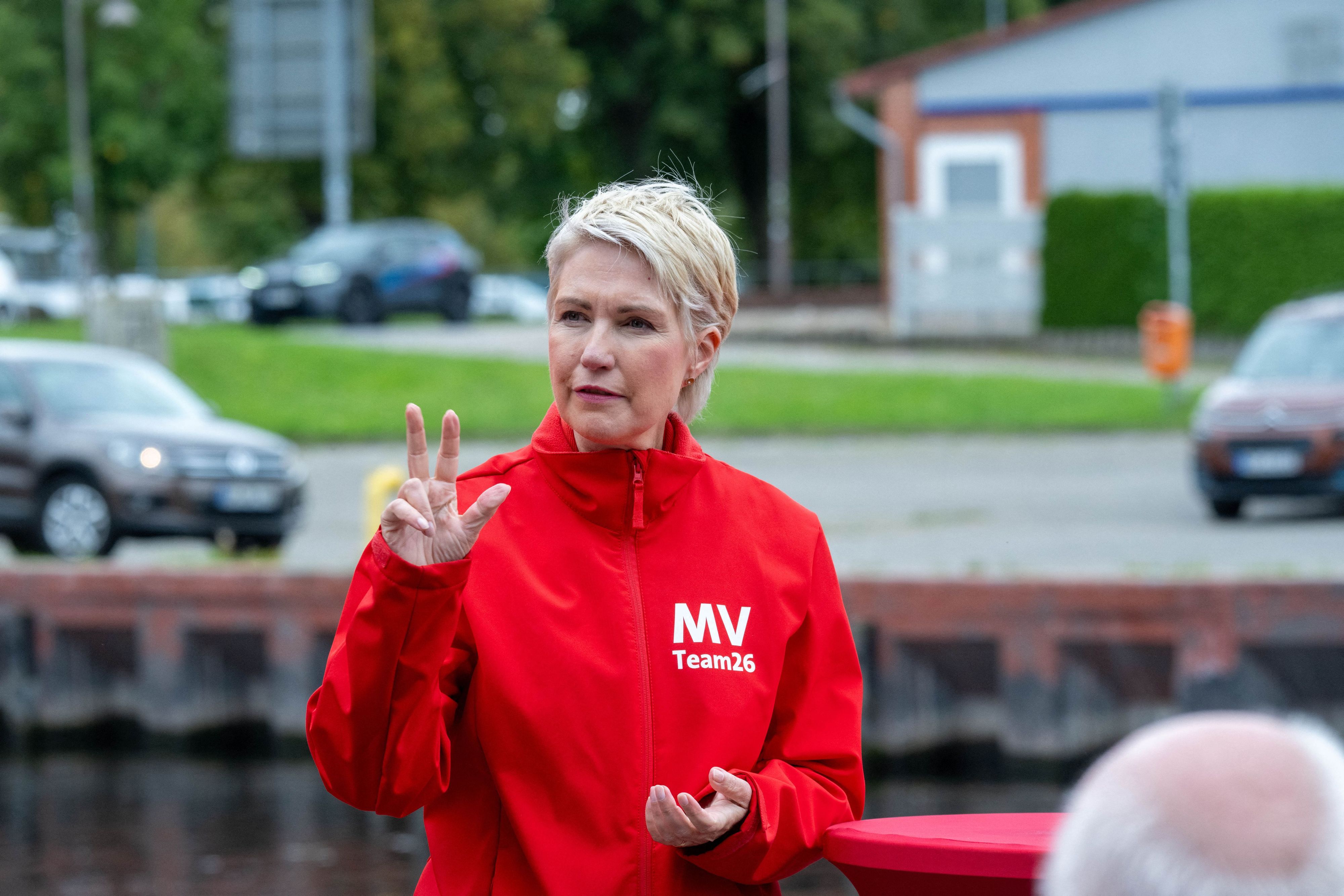 Manuela Schwesig spricht bei einem Bürgerdialog mit Bürgern.