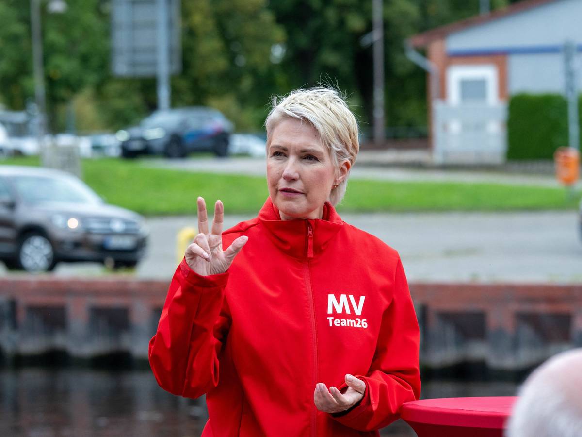Manuela Schwesig spricht bei einem Bürgerdialog mit Bürgern.