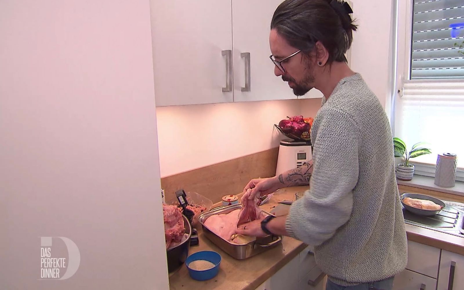 Premiere beim „perfekten Dinner“: Basti (38) füllt eine Gans mit Ente und Huhn. (Bild: RTL)