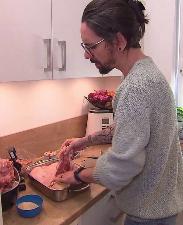 Premiere beim „perfekten Dinner“: Basti (38) füllt eine Gans mit Ente und Huhn. (Bild: RTL)
